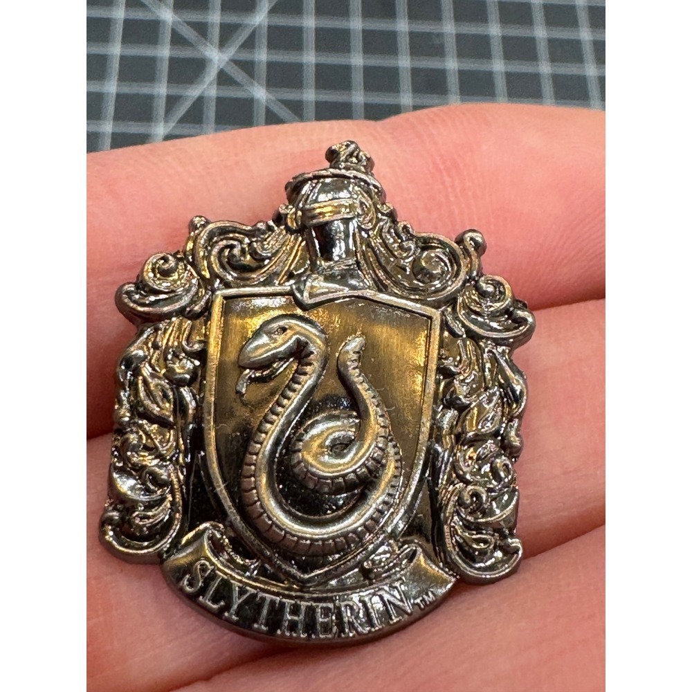 Harry Potter Slytherin House Crest Pin Warner Bros Entertainment Silver Tone S18